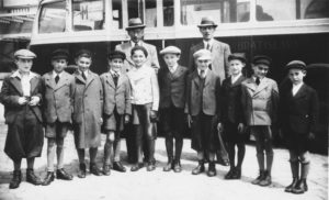 040_group-of-boys-prepare-to-leave-for-kindertransport