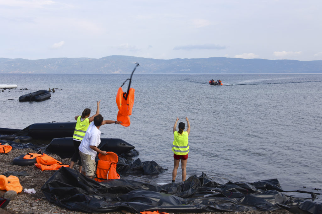 047_lesvos-volunteers-guide-refugee-boat