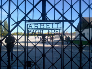 arbeit-macht-frei_Rapsar_Wikimedia